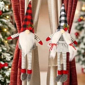 Dettaglio di fibbie per tende gnomo di Natale con cappelli a quadri rossi e neri e agrifoglio