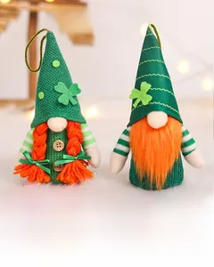 Couple de gnomes de la Saint-Patrick lumineux avec chapeaux de trèfle sur socle