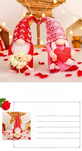 Gros plan d'un gnome de la Saint-Valentin avec bouquet en tissu tricoté rouge et fausse fourrure