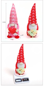 Détails du gnome de la Saint-Valentin avec dimensions de 30 cm et mesure du poids sur balance