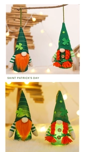 Détail de gnomes de la Saint-Patrick à LED avec motifs trèfles et chapeaux en tricot