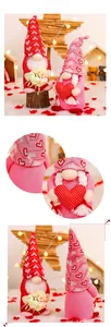 Détail de gnomes en peluche de la Saint-Valentin avec bonnets en tricot et cœurs roses