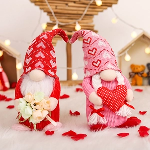 Ensemble de gnomes de la Saint-Valentin avec fleurs et cœurs pour décor festif