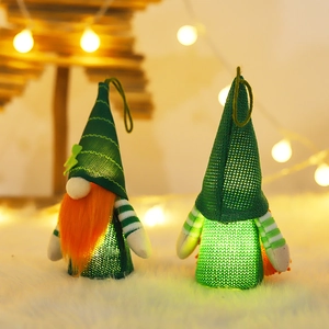 Gnomes de la Saint-Patrick lumineux avec chapeaux en tricot vert et lampes LED