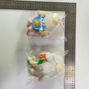 Detailansicht der Oster-Zwerge beim Ausmessen mit einer Höhe von ca. 17 cm