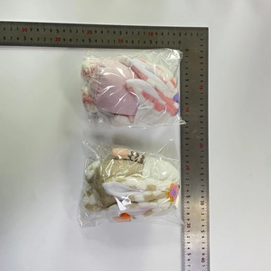 Detailansicht der Osterhasen-Plüschpuppen in Verpackung mit Lineal zur Größenbestimmung