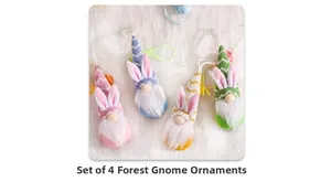 Plano de cuatro gnomos de Pascua con gorros de punto, orejas de conejo y cuerdas colgantes