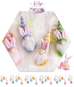 Detalle de cuatro gnomos de Pascua de punto con orejas de conejo y cuerdas para colgar