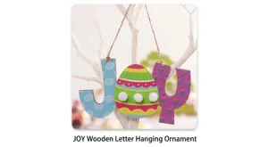 Detail von Oster-Hängeschild aus Holz mit JOY-Schriftzug und bunten Ei-Mustern