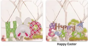 Detailansicht der hölzernen Oster-Türschilder mit HOP-Hase und Happy Easter Motiven