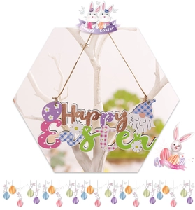 Detail eines Happy Easter Holzschilds mit Osterwichtel und bunten Eier-Elementen