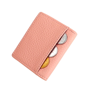 Detailaufnahme der rosa Leder-Geldbörse mit Litschimuster und präziser Nahtverarbeitung