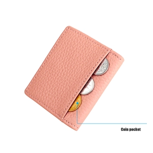 Makrodetail der rosa genarbten Leder-Münztasche mit präzisen Nähten und Einsteckfach