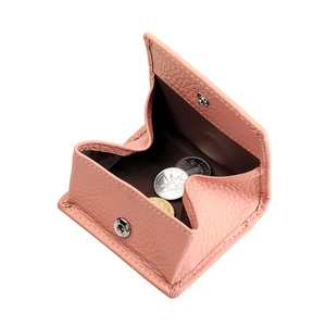 Detail der rosa Leder-Geldbörse mit Kieselmaserung, Silberdruckknopf und Münzen