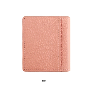 Detailansicht der rosa Mini-Geldbörse aus Leder mit Kartenfach und feiner Naht auf der Rückseite