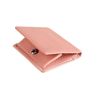 Detailansicht der rosa Mini-Geldbörse aus genarbtem Leder mit silbernem Druckknopf