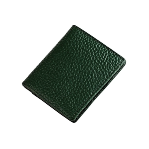 Nahaufnahme der dunkelgrünen Ledergeldbörse mit feiner Narbung und präzisen Nähten
