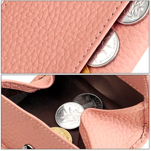 Detail der rosa Leder-Münzbörse mit Litschi-Struktur und internen Fächern für Münzen
