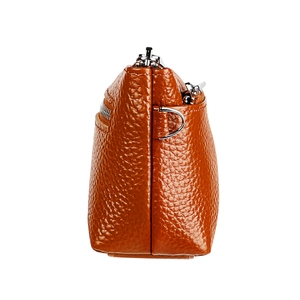 Vue détaillée des coutures latérales et de l'anneau en D argenté du petit sac en cuir