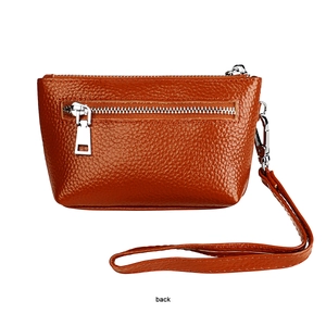Détail du dos du porte-monnaie en cuir marron avec une poche zippée horizontale