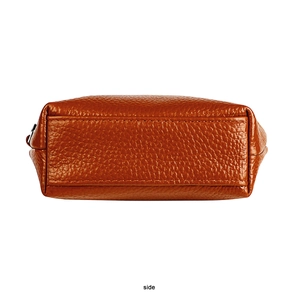 Détail latéral du porte-monnaie en cuir marron grainé avec des coutures précises