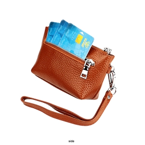 Détail du porte-monnaie en cuir marron avec fentes pour cartes et dragonne