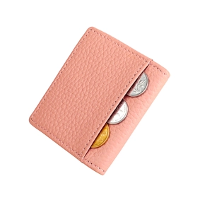 Rosa Mini-Geldbörse aus Leder mit Litschi-Textur im 45-Grad-Winkel auf weißem Hintergrund