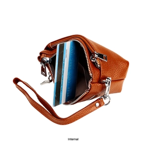 Vue intérieure d'un porte-monnaie en cuir marron avec dragonne et fente pour cartes