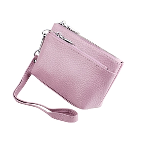 Détail du porte-monnaie en cuir véritable rose avec texture litchi et trois fermetures