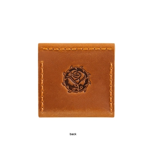 Vista posteriore della custodia per gioielli in pelle marrone con rosa goffrata