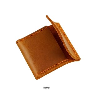 Vista interna che mostra la trama e le cuciture gialle di questa borsa per gioielli in pelle