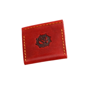 Dettaglio custodia gioielli in pelle rossa con logo rosa sbalzato e cuciture gialle