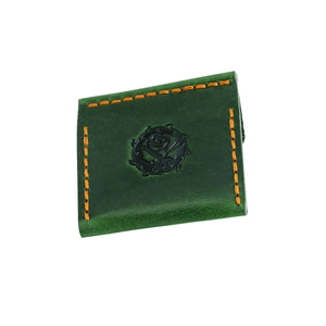 Dettaglio della custodia per gioielli in pelle verde scuro con logo rosa e cucitura arancione