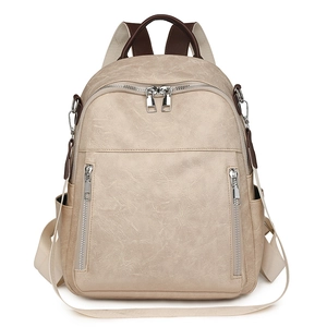 Minimalistischer beiger Rucksack aus weichem Leder für Damen mit geräumigen Taschen