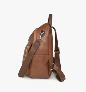 Detailansicht brauner Lederrucksack mit silbernen Reißverschlüssen und Seitentaschendesign