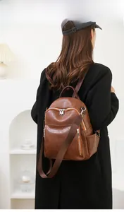 Rückansicht eines braunen Vintage-Lederrucksacks mit viel Stauraum und Metallreißverschlüssen