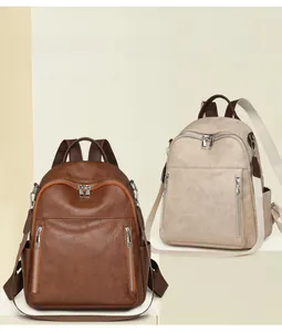 Detailansicht eines Kunstlederrucksacks mit viel Platz und abnehmbarem Schultergurt
