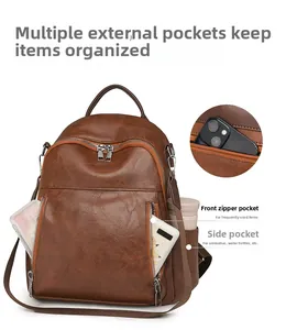 Detailansicht des braunen Vintage-Lederrucksacks mit organisierten Taschen und viel Platz