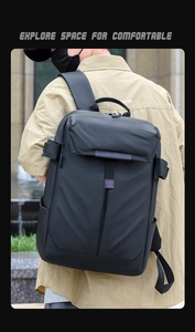 Foto exterior de la mochila negra impermeable para portátil con detalles morados