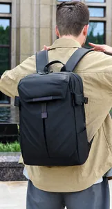 Primer plano de mochila de negocios negra impermeable con correas acolchadas