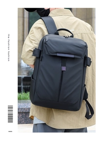 Mochila negra impermeable con solapa y correas ergonómicas mostrada en un modelo