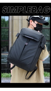Detalle exterior de una mochila negra minimalista para portátil de 16 pulgadas con tapa