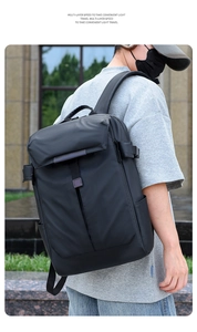 Mochila negra mate impermeable para portátil mostrada en un entorno urbano exterior