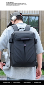 Detalle de correas acolchadas de una mochila de negocios negra llevada por un modelo