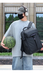 Detalle de la mochila negra impermeable para portátil con acabado mate y estilo urbano