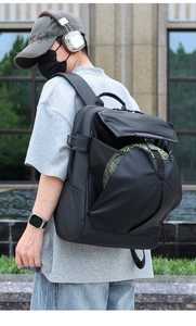 Detalle de mochila de negocios impermeable con compartimento para balón de baloncesto