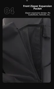 Vista de cerca del bolsillo expandible con cremallera para casco en la mochila negra