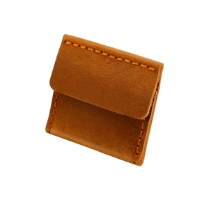 Astuccio per gioielli in pelle marrone con cuciture arancioni per anelli e collane
