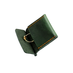 Astuccio per gioielli in pelle verde scuro con cuciture arancioni per anelli e accessori