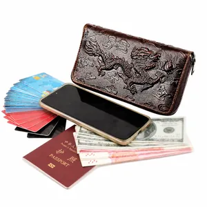 Détail d'un portefeuille en cuir avec dragon embossé montrant fentes et rangements